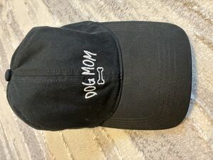 Black "Dog Mom" baseball cap, OS. EUC. sporty, casual, fun